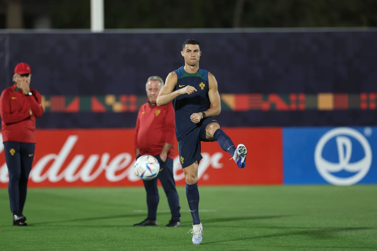 W poniedziałek czterema meczami w grupach G i H zakończy się druga seria spotkań pierwszej rundy piłkarskich mistrzostw świata w Katarze. Najciekawiej zapowiadają się potyczki Brazylii ze Szwajcarią oraz Portugalii z Urugwajem.