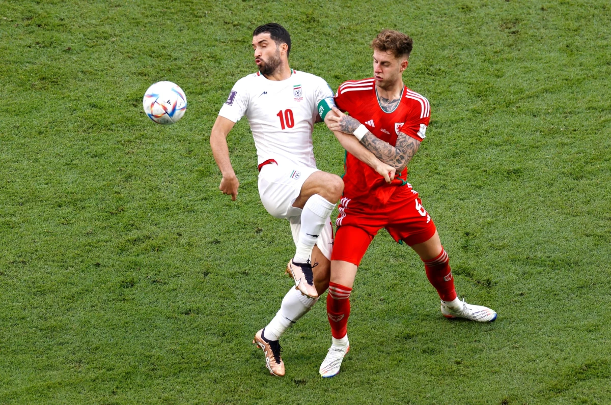 Irańska Federacja Piłkarska oraz trener reprezentacji tego kraju Portugalczyk Carlos Queiroz domagają się rezygnacji gwiazdy światowego futbolu Juergena Klinsmanna z pełnionej funkcji w komisji technicznej FIFA. Irańczyków oburzyły wypowiedzi Niemca dotyczące gry zespołu z Azji. 