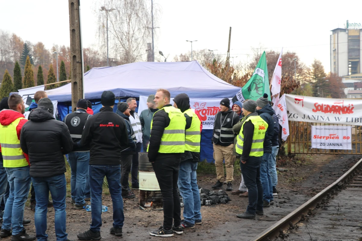 W małopolskim Libiążu na terenie kopalni Janina odbył się w poniedziałek protest górników. Po kilku godzinach rozmów z przedstawicielami Tauron Polska Energia ustalono, że negocjacje na temat gwarancji zatrudnienia od nowego roku w nowej spółce mają być kontynuowane jeszcze w tym tygodniu.