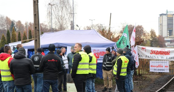 W małopolskim Libiążu na terenie kopalni Janina odbył się w poniedziałek protest górników. Po kilku godzinach rozmów z przedstawicielami Tauron Polska Energia ustalono, że negocjacje na temat gwarancji zatrudnienia od nowego roku w nowej spółce mają być kontynuowane jeszcze w tym tygodniu.