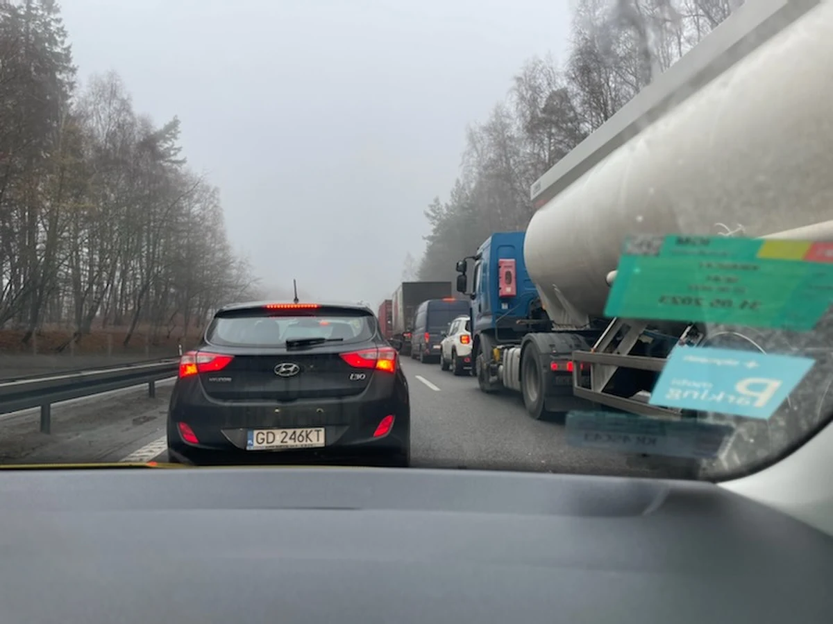 ​Kilka kilometrów ma korek przed węzłem Wielki Kack na obwodnicy Trójmiasta - chodzi o trasę w stronę Gdyni. 