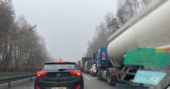 ​Kilka kilometrów ma korek przed węzłem Wielki Kack na obwodnicy Trójmiasta - chodzi o trasę w stronę Gdyni. 