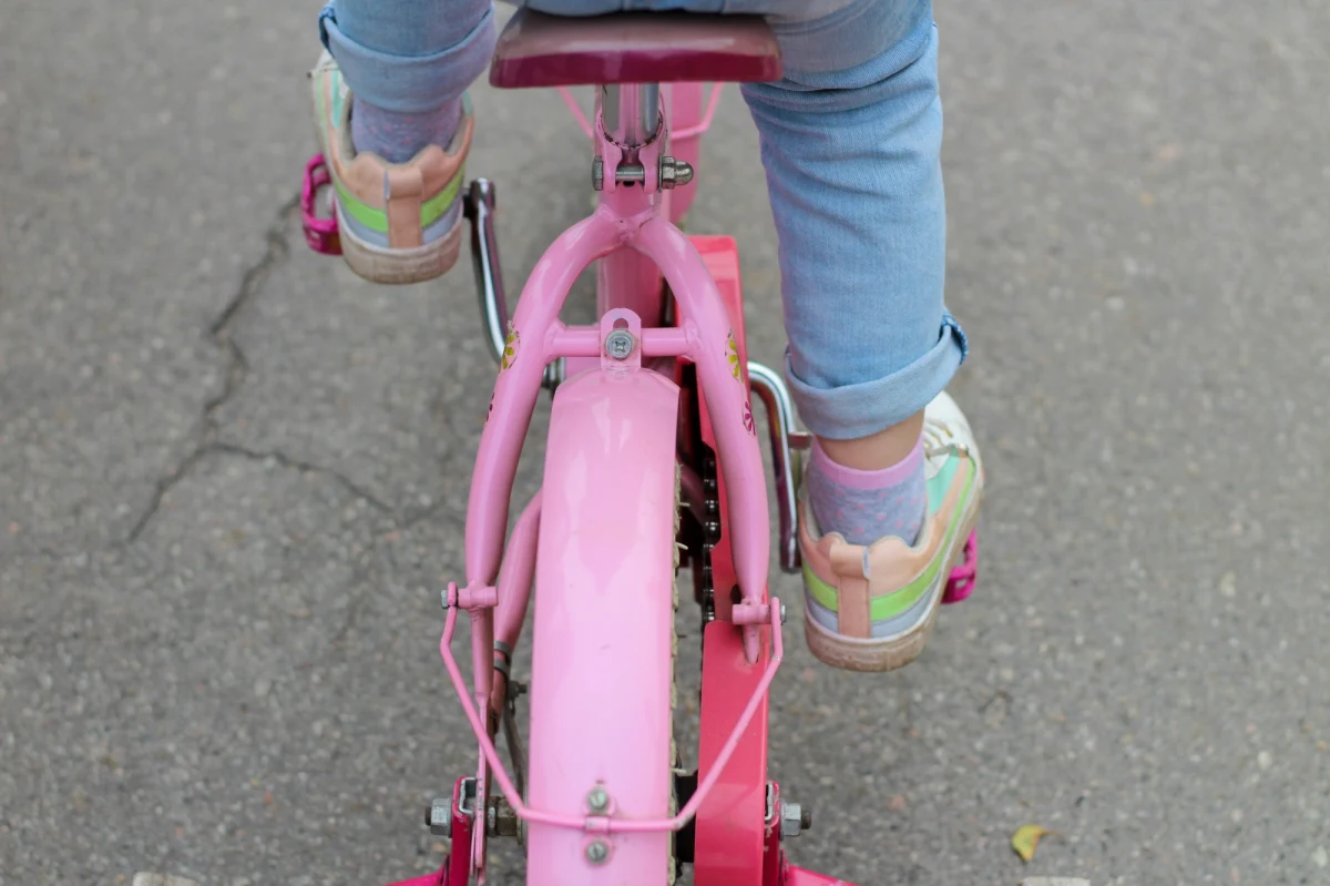 Na zamkniętym osiedlu przy ulicy Berensona na warszawskiej Białołęce doszło do potrącenia 6-latki. Wyjeżdżająca z podziemnego garażu kobieta najechała na dziecko, które poruszało się na rowerku osiedlową alejką.