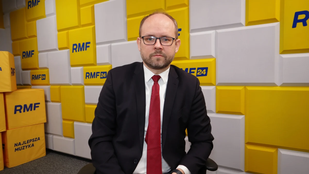 "Zagrożenie dla polskiego nieba pochodzi ze wschodu (...). Przede wszystkim tam trzeba chronić niebo i pomagać Ukrainie w obronie przeciwrakietowej" - mówił w Rozmowie w południe w RMF FM wiceminister spraw zagranicznych Marcin Przydacz, pytany o pomysł przekazania Ukrainie baterii Patriot z Niemiec. "Jeśli to nie byłoby możliwe (...), trzeba rozważyć kontynuację rozmów ze stroną niemiecką, aby bezpieczeństwo na wschodniej flance NATO wzrastało" - zastrzegł. "Nie ma żadnych prawnych blokad co do ewentualnej decyzji o przekazaniu baterii Patriot na Ukrainę. Funkcjonuje tam dużo bardziej zaawansowana technologia" - ocenił gość RMF FM. 