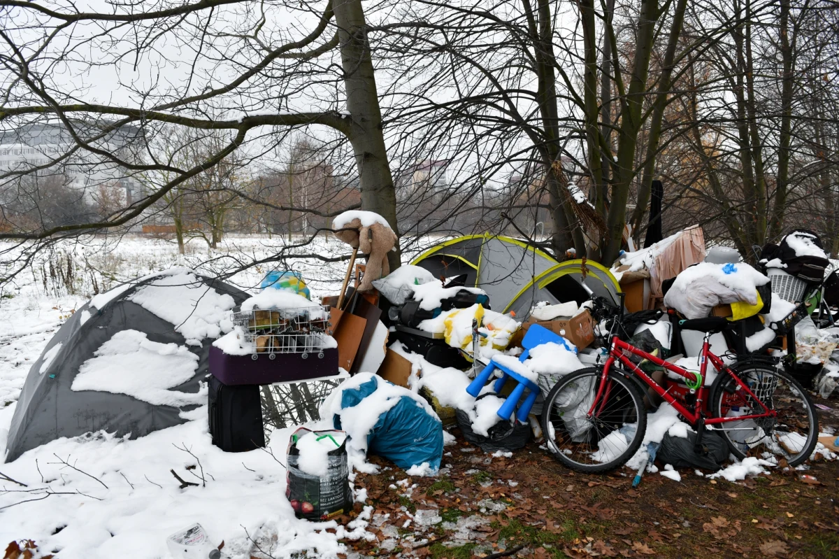 Prokurator zajmujący się sprawę 24-letniej bezdomnej, która w Gdańsku koczowała w namiocie z dwulatką, zmienił zdanie w sprawie tymczasowego aresztowania kobiety. Nie będzie już składał zażalenia na decyzję sądu, który wcześniej nie zgodził się na areszt. Kobieta nadal pozostaje podejrzaną o narażenie dziecka na niebezpieczeństwo.
