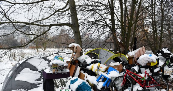 Prokurator zajmujący się sprawę 24-letniej bezdomnej, która w Gdańsku koczowała w namiocie z dwulatką, zmienił zdanie w sprawie tymczasowego aresztowania kobiety. Nie będzie już składał zażalenia na decyzję sądu, który wcześniej nie zgodził się na areszt. Kobieta nadal pozostaje podejrzaną o narażenie dziecka na niebezpieczeństwo.