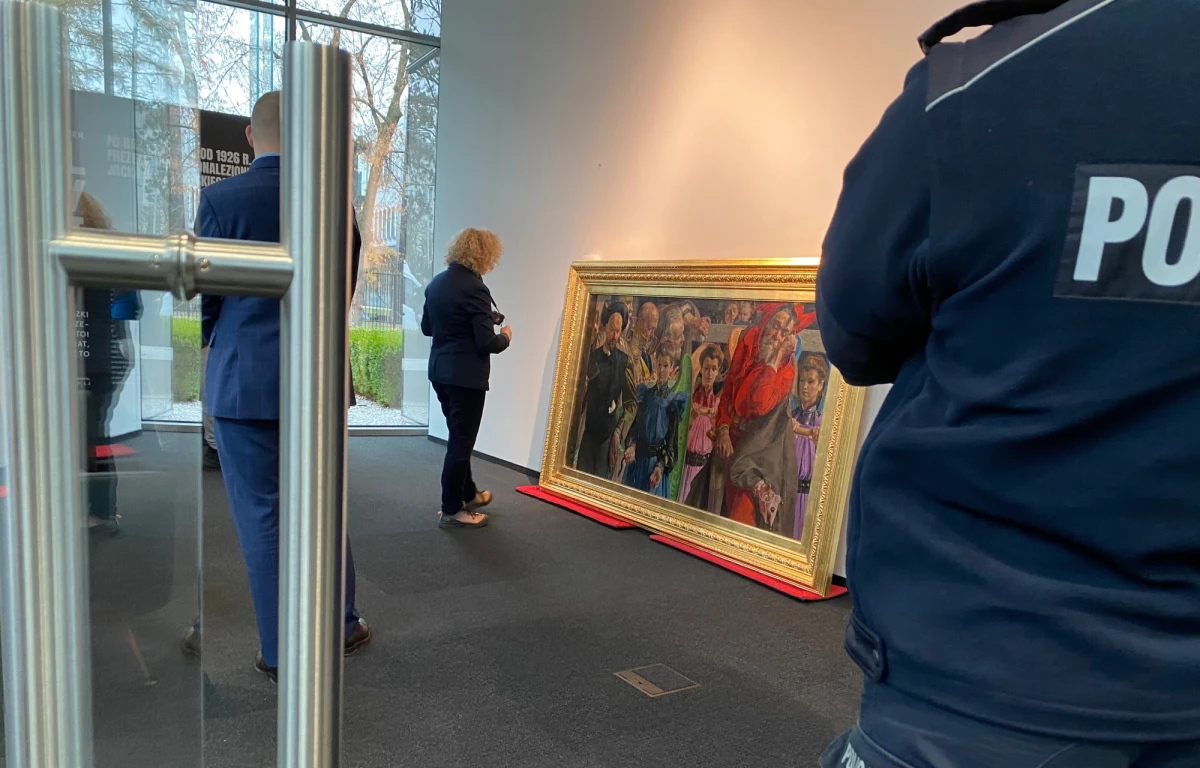 Obraz "Rzeczywistość" Jacka Malczewskiego nie zostanie przetransportowany do Muzeum Narodowego w Warszawie. Pozostanie w domu aukcyjnym, który chce wystawić go na sprzedaż. Decyzję o "aresztowaniu" dzieła wydała dziś prokuratura, w związku z podejrzeniem, że obraz mógł w latach 50. ubiegłego wieku zostać nielegalnie wywiezione z Polski. Pracownicy muzeum przyjechali do siedziby domu aukcyjnego po obraz, ale z niewłaściwą skrzynią, nie mieli ponadto polisy ubezpieczeniowej, której zażądał dom aukcyjny. To sprawiło, że prokuratura finalnie odstąpiła od swojego zamiaru, a obraz ponownie zawisł na ścianie w domu aukcyjnym.