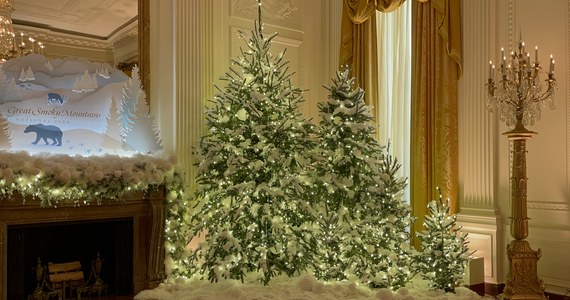 ​77 choinek i ponad 83 tysiące światełek - Biały Dom zaprezentował świąteczną dekoracje. Najważniejsza choinka, która została ustawiona w Pokoju Niebieskim Białego Domu przywieziona została z Pensylwanii . Została podarowana przez jedną z amerykańskich rodzin.  Wszystkie drzewka udekorowała grupa wolontariuszy, a koncepcję przygotowywano od wielu miesięcy. 