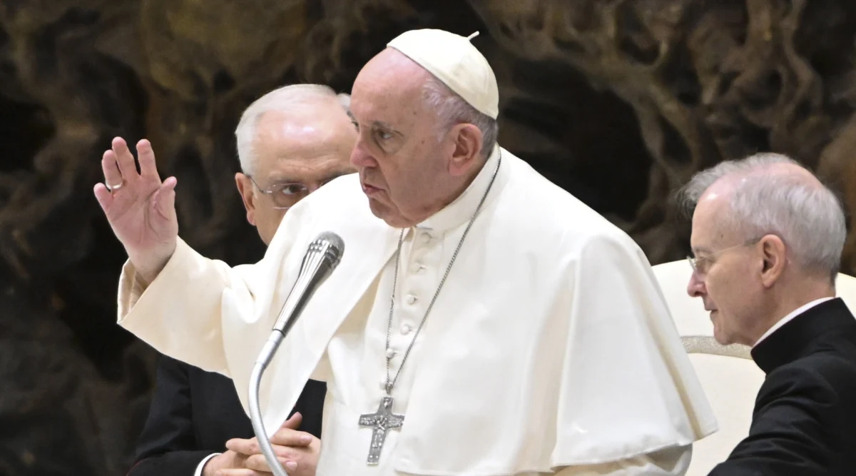 "Oczywiście to państwo rosyjskie dokonuje inwazji" na Ukrainę - powiedział papież Franciszek w wywiadzie dla pisma jezuickiego pisma w USA "America". W opublikowanej w poniedziałek rozmowie wyjaśnił, że nie wymienia z nazwiska prezydenta Rosji Władimira Putina, bo nie jest to konieczne. "Dobrze wiadomo, kogo potępiam" - stwierdził.
