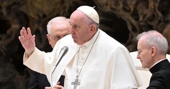 "Oczywiście to państwo rosyjskie dokonuje inwazji" na Ukrainę - powiedział papież Franciszek w wywiadzie dla pisma jezuickiego pisma w USA "America". W opublikowanej w poniedziałek rozmowie wyjaśnił, że nie wymienia z nazwiska prezydenta Rosji Władimira Putina, bo nie jest to konieczne. "Dobrze wiadomo, kogo potępiam" - stwierdził.
