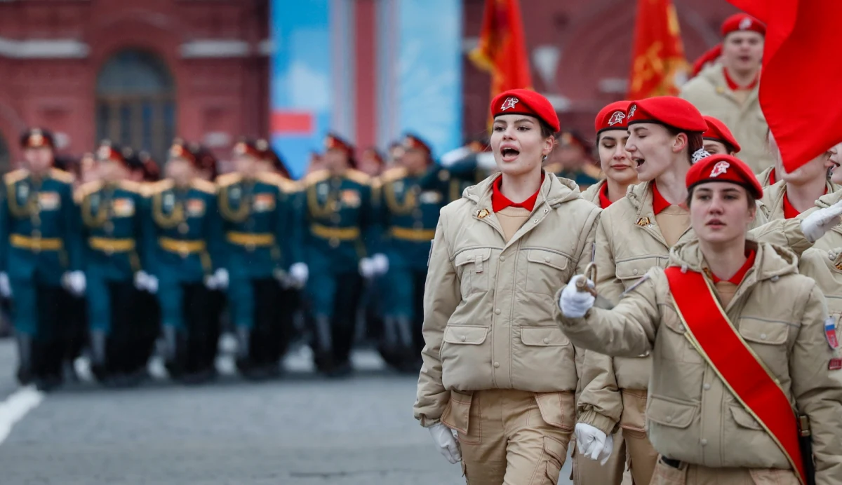 Władimir Putin wykorzystuje gimnastyka Nikitę Nagornego i narciarkę Wieronikę Stiepanową, żeby przyciągnąć dzieci i młodzież w szeregi militarnej organizacji, zwanej Junarmią. Sportowcy nawołują na swoich profilach w mediach społecznościowych, by ich „obserwujący” wstępowali w szeregi „młodzieżowej armii”, utworzonej przez prezydenta Rosji w 2016 roku. 