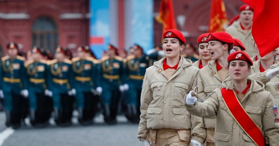 Władimir Putin wykorzystuje gimnastyka Nikitę Nagornego i narciarkę Wieronikę Stiepanową, żeby przyciągnąć dzieci i młodzież w szeregi militarnej organizacji, zwanej Junarmią. Sportowcy nawołują na swoich profilach w mediach społecznościowych, by ich „obserwujący” wstępowali w szeregi „młodzieżowej armii”, utworzonej przez prezydenta Rosji w 2016 roku. 