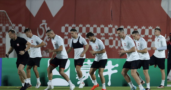 Czesław Michniewicz zdecydował o zamknięciu dla dziennikarzy poniedziałkowego treningu reprezentacji Polski. Wcześniej selekcjoner nie pojawił się na konferencji prasowej. Tłumaczone jest to chęcią maksymalnego wykorzystania czasu na boisku i przygotowania się do środowego spotkania z Argentyną.