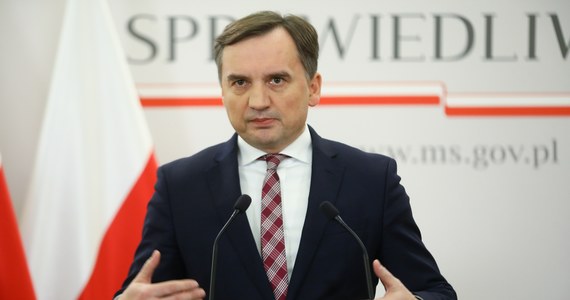 "Jedyną słuszną drogą jest prowadzenie twardych negocjacji, a więc wykorzystanie możliwości, które pozwalają nam stosować weto wobec zakusów żądań i chęci przejęcia kolejnych obszarów władzy przez Komisję Europejską" - powiedział lider Solidarnej Polski, minister sprawiedliwości Zbigniew Ziobro.