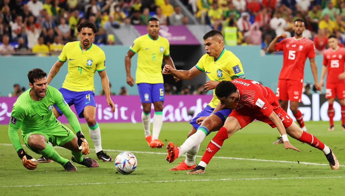 Brazylijczycy długo bili głową w mur, ale dzięki kapitalnej, dwójkowej akcji Rodrygo i Casemiro pokonali Szwajcarię 1:0 w meczu kończącym drugą serię gier w grupie G. "Canarinhos" są już pewni awansu do 1/8 finału mistrzostw świata w Katarze.