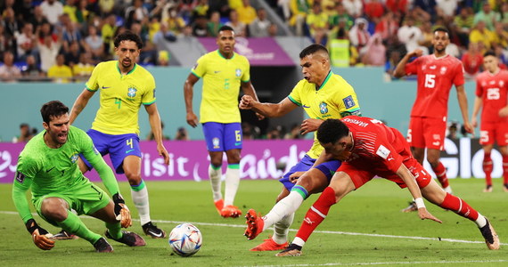 Brazylijczycy długo bili głową w mur, ale dzięki kapitalnej, dwójkowej akcji Rodrygo i Casemiro pokonali Szwajcarię 1:0 w meczu kończącym drugą serię gier w grupie G. "Canarinhos" są już pewni awansu do 1/8 finału mistrzostw świata w Katarze.