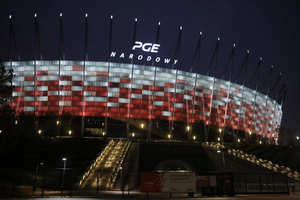 Na Stadion Narodowy dotarł już bypass, który zabezpieczy uszkodzony element konstrukcji dachu. Montaż ruszy na dniach i potrwa od jednego do trzech tygodni - poinformowała rzeczniczka PGE Narodowego Małgorzata Bajer.