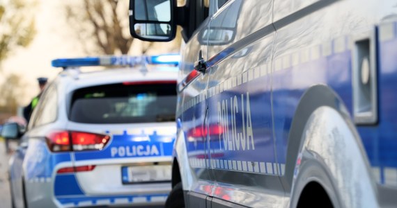 Koszalińska policja zatrzymała poszukiwanego kierowcę volkswagena. Mężczyzna potrącił funkcjonariusza podczas kontroli drogowej, zderzył się z radiowozem, a następnie porzucił swoje auto i zaczął uciekać na piechotę.