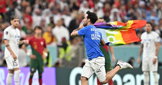 Mecz Portugalii z Urugwajem został na kilkadziesiąt sekund przerwany. W drugiej połowie spotkania na murawę wbiegł kibic z tęczową flagą. Mężczyzna miał też na sobie koszulkę, na której widniały napisy wspierające Ukrainę oraz irańskie kobiety.