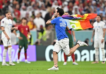 Kibic z tęczową flagą wbiegł na murawę. Mecz Portugalia - Urugwaj przerwany