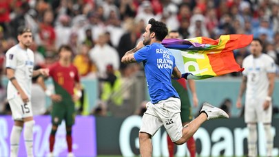 Kibic z tęczową flagą wbiegł na murawę. Mecz Portugalia - Urugwaj przerwany