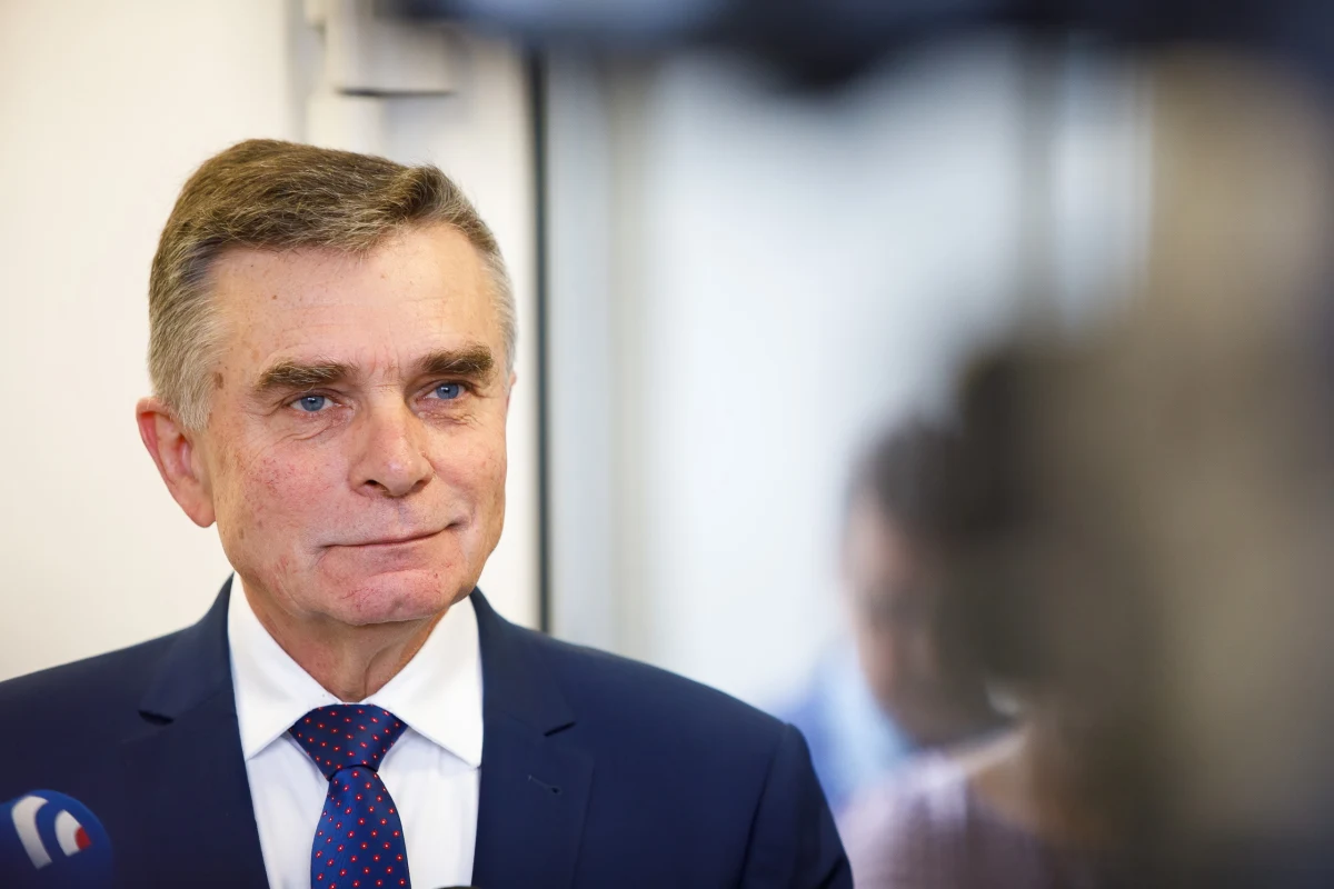 W związku ze złożeniem mandatu przez posła PiS Jerzego Bieleckiego wojewoda lubelski Lech Sprawka poinformował o zrzeknięciu się przysługującego mu pierwszeństwa do mandatu i pozostaniu na stanowisku. Jak wyjaśnił, przy podjęciu decyzji kierował się odpowiedzialnością wynikającą z sytuacji w regionie.