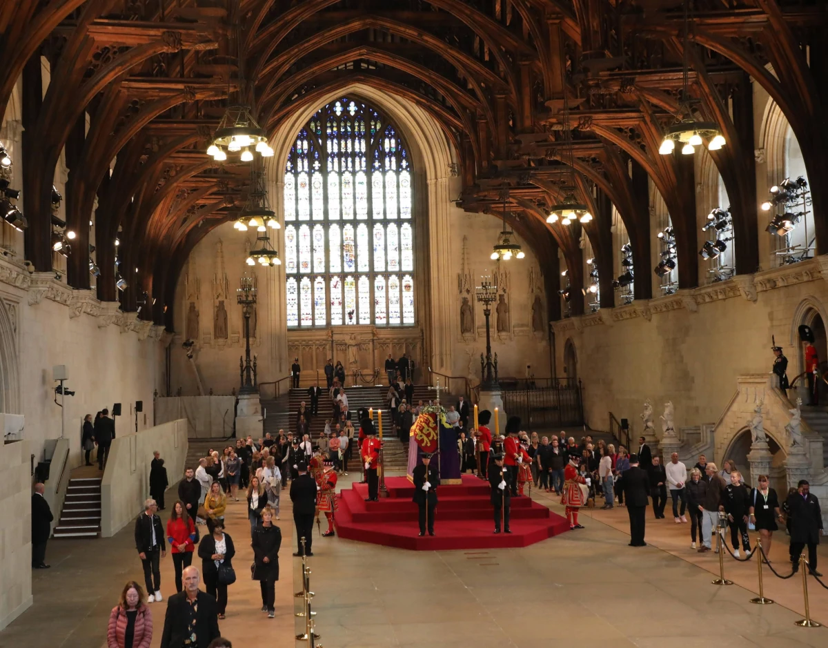 Duży, nieustanny ruch pieszych w Westminster Hall w czasie, gdy wystawiona tam była na widok publiczny trumna z ciałem brytyjskiej królowej Elżbiety II, spowodował uszkodzenie kamiennej posadzki.