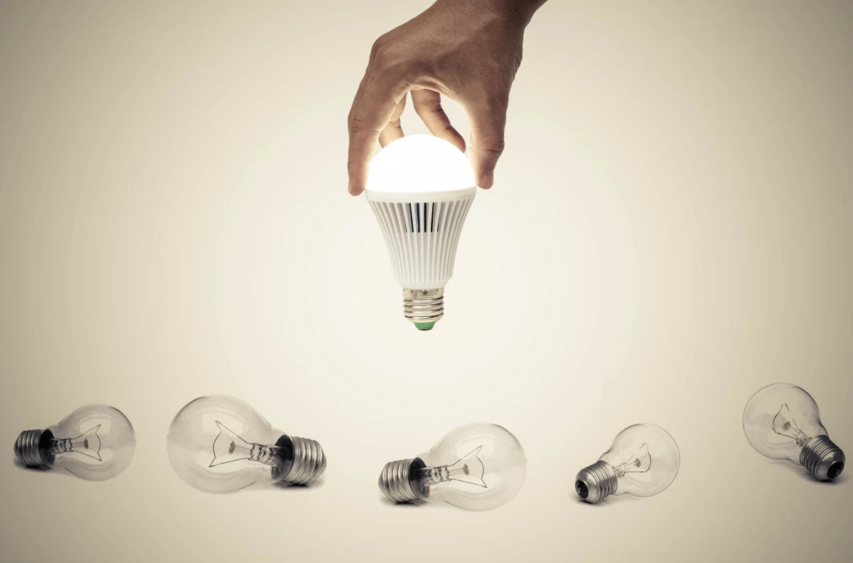 Prądu zimą nie powinno zabraknąć – mówi RMF FM rzeczniczka Polskich Sieci Elektroenergetycznych Beata Jarosz-Dziekanowska. Warunki są jednak dwa: uniknięcie wielkich awarii infrastruktury i sprzyjająca pogoda. Dziś sprawdzamy energetyczne prognozy na najbliższe miesiące i pytamy - czy w mieszkaniach będzie ciepło, czy grożą nam czasowe wyłączenia prądu, a także czy rachunki nie zrujnują naszych domowych budżetów? 