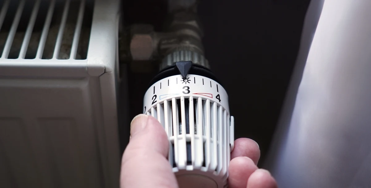 W związku z zakończeniem inwestycji i koniecznością przepięcia sieci ciepłowniczej - od wtorku do środy rano-  czasowo wstrzymano dostawy ciepła w Trzebini (Małopolskie). Zimne kaloryfery ma niemal cale miasto.