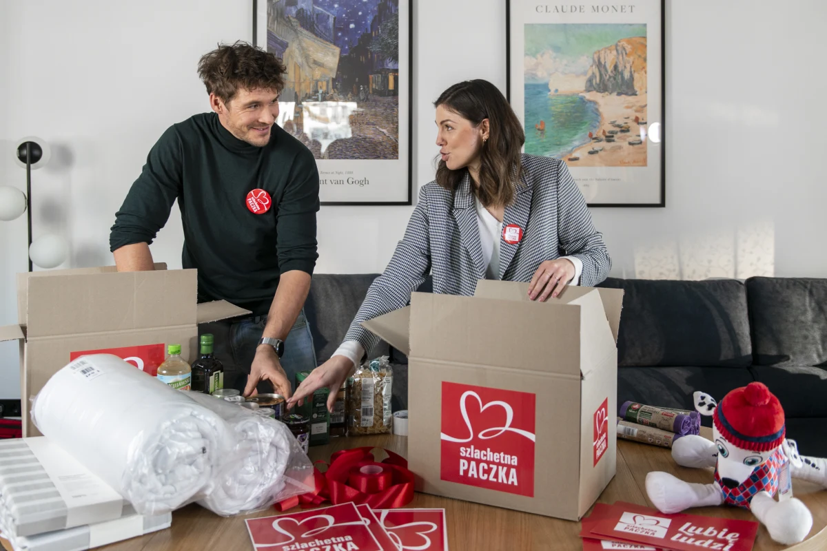 „Dzięki Szlachetnej Paczce zaprzeczamy wszelkim twierdzeniom matematycznym, bo w tym przypadku dzieląc się, mnożymy!” – mówi Joanna Jabłczyńska, która w tym roku, wspólnie z Martą Żmudą Trzebiatowską, Karoliną Gorczycą, Mateuszem Janickim i Mikołajem Roznerskim przygotowuje Szlachetne Paczki dla dwóch rodzin w potrzebie. 