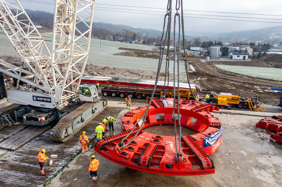 Maszyna TBM (Tunnel Boring Machine), która ma posłużyć do wydrążenia tunelu na drodze ekspresowej S19 dotarła dziś rano do celu - na plac budowy w Babicy pod Rzeszowem. Trwa rozładowywanie potężnych elementów ze specjalnej platformy.

