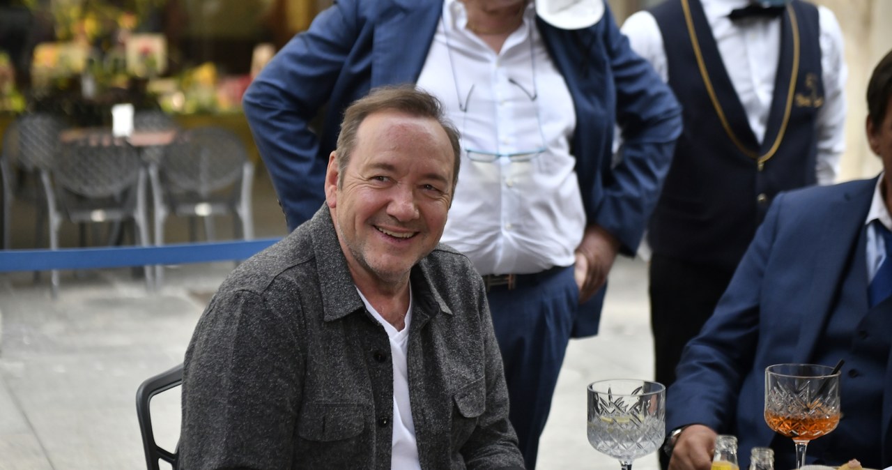 W przerwie pomiędzy kolejnymi procesami o molestowanie seksualne Kevin Spacey pojawi się w niezależnym brytyjskim filmie zatytułowanym "Control" ("Kontrola"). Dwukrotnego laureata Oscara nie zobaczymy jednak na ekranie - reżyser tej produkcji powierzył mu rolę głosową.