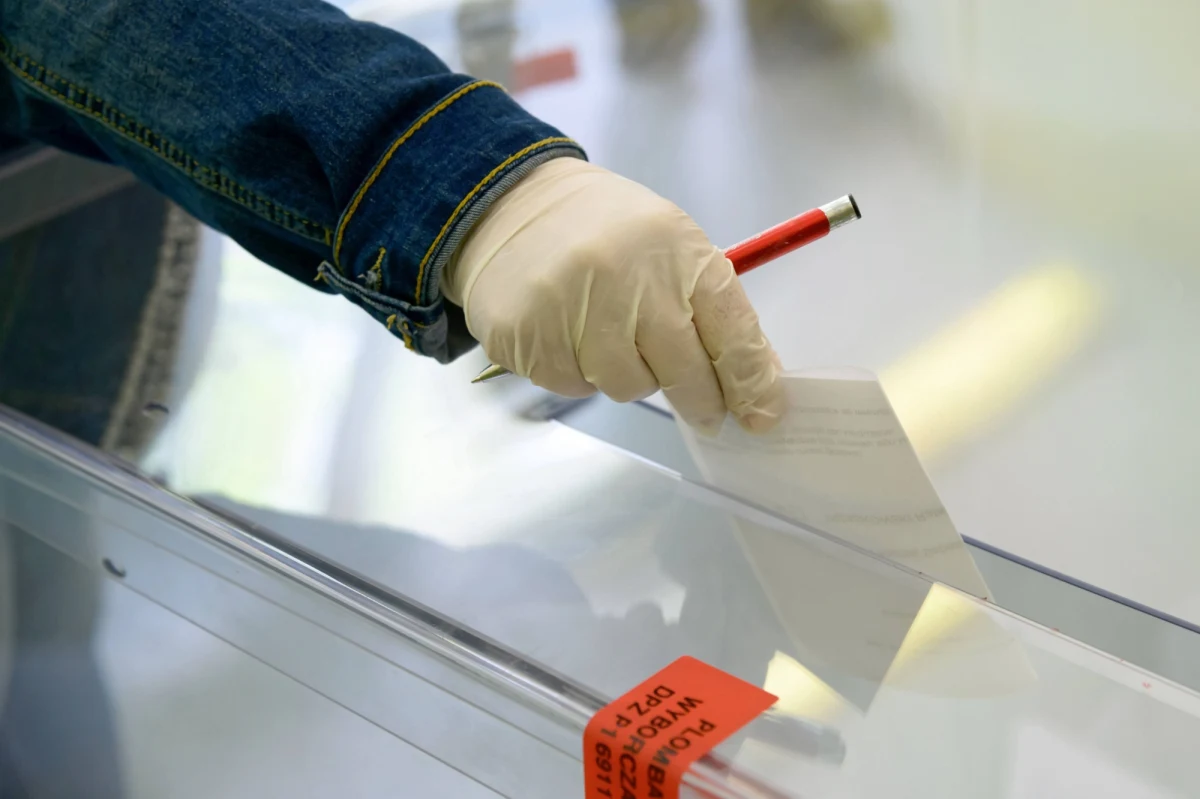 PiS złożyło w Sejmie projekt ustawy o zaniechaniu ścigania za niektóre czyny związane z organizacją wyborów prezydenckich zarządzonych na 10 maja 2020 r. Chodzi o przekazanie przez władze samorządowe danych wyborców Poczcie Polskiej.