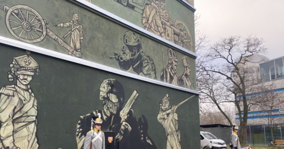 Mural upamiętniający obronę Reduty Ordona został dziś odsłonięty na warszawskiej Ochocie. Reduta Ordona, doskonale znana z utworu Adama Mickiewicza, podczas powstania listopadowego była częścią zewnętrznego pasa obrony Warszawy. W Reducie walczyło około dwustu żołnierzy, piechurów i artylerzystów. Kiedy wojska rosyjskie zaatakowały szaniec 6 września 1831 roku, wybuchła przechowywana w nim amunicja. Autor projektu połączył w muralu historyczne wydarzenia ze współczesnością.