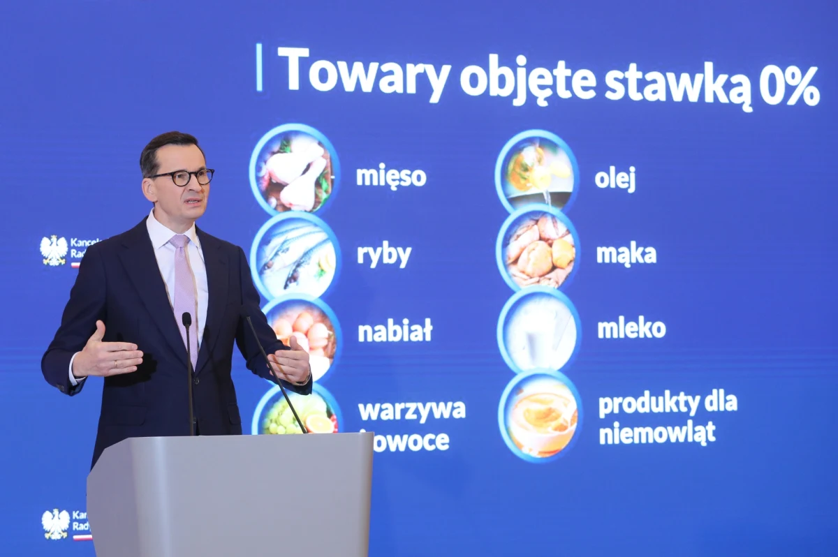 "Zerowy VAT na żywność - kontynuujemy tę tarczę w takim kształcie, w jakim była do tej pory. Przynajmniej przez pierwsze półrocze przyszłego roku" - poinformował premier Mateusz Morawiecki. Stawką 0 proc. VAT na żywność objęte będą takie produkty jak mięso, ryby, nabiał, olej, mąka, mleko, warzywa i owoce, produkty dla niemowląt.