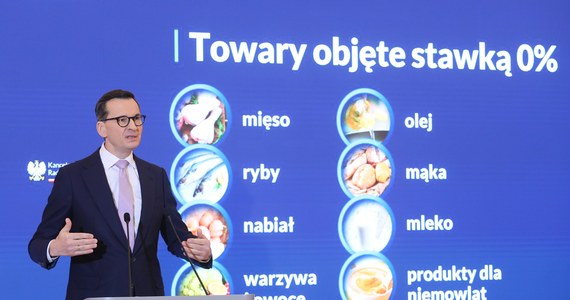 "Zerowy VAT na żywność - kontynuujemy tę tarczę w takim kształcie, w jakim była do tej pory. Przynajmniej przez pierwsze półrocze przyszłego roku" - poinformował premier Mateusz Morawiecki. Stawką 0 proc. VAT na żywność objęte będą takie produkty jak mięso, ryby, nabiał, olej, mąka, mleko, warzywa i owoce, produkty dla niemowląt.