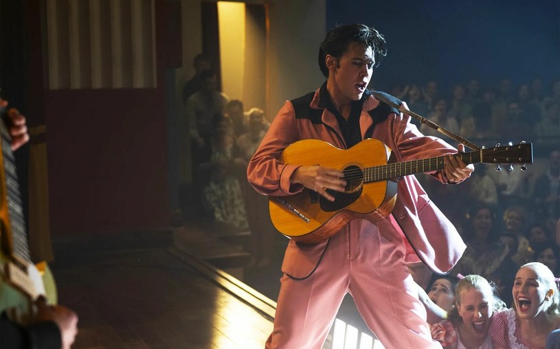 Od miesięcy trwają spekulacje na temat tego, czy na ekrany trafi dłuższa wersja wyreżyserowanego przez Baza Luhrmanna filmu "Elvis". Wiadomo bowiem, że reżyser zarejestrował wiele dodatkowego materiału, który nie znalazł się w ostatecznej wersji. Wśród tego materiału były sceny koncertów Elvisa Presleya w wykonaniu wcielającego się w jego rolę Austina Butlera. Luhrmann zapowiedział właśnie, że planuje pokazanie widzom tych właśnie koncertowych scen.