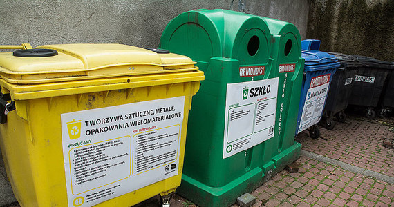 Mieszkańcy Olsztyna od 1 stycznia będą płacić więcej za odbiór śmieci - zdecydowali radni. Stawka jest uzależniona od ilości zużywanej wody: w 2023 roku będzie to 11,10 zł za każdy zużyty metr sześc., o 1,40 zł więcej niz obecnie.