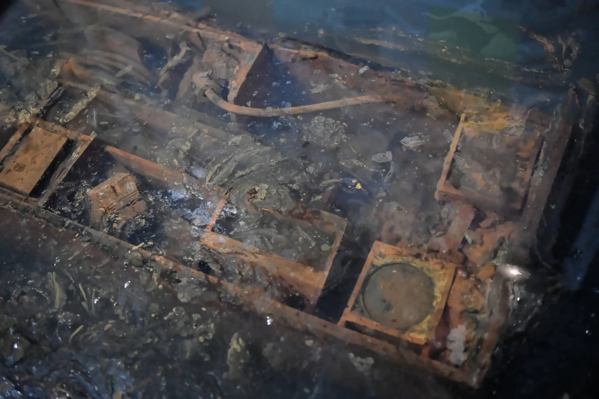 Odnaleziony dwa lata temu wrak niemieckiego parowca Karlsruhe został formalnie uznany za mogiłę wojenną i objęty zakazem nurkowania - dowiedział się reporter RMF FM. Odkrycie było sensacją, bo jedna z hipotez stawianych przez historyków mówiła, że statek mógł na swoim pokładzie przewozić słynną Bursztynową Komnatę. Dotychczasowe badania tego nie potwierdziły, kolejnych prędko nie będzie.