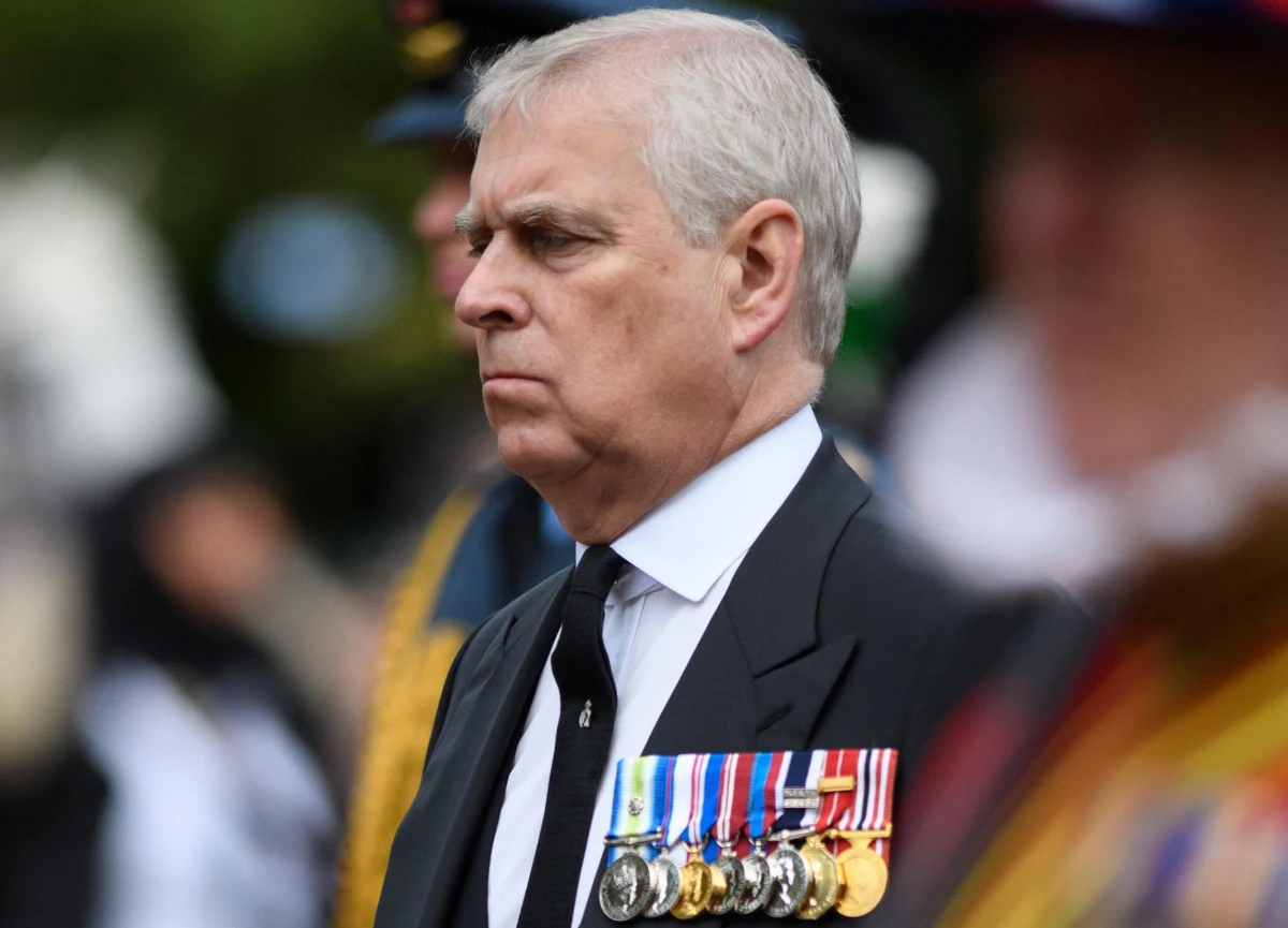 Brat brytyjskiego króla Karola III książę Andrzej jest wściekły i odgraża się, że będzie protestował w brytyjskim Ministerstwie Spraw Wewnętrznych. Powodem jest pozbawianie go uzbrojonej ochrony, z której dotychczas korzystał.