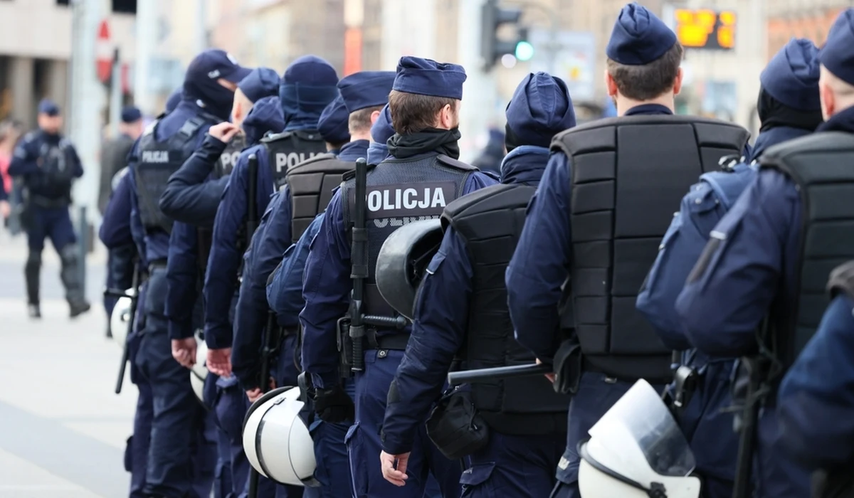 Jest śledztwo w sprawie zbiorowej bójki stołecznych policjantów podczas szkoleń oddziałów prewencji na stadionie Polonii - dowiedział się reporter RMF FM. W bójce, która wynikła w trakcie pozorowania starć z pseudokibicami, poszkodowana została młoda policjantka. Złamaną rękę ma też napastnik, który ją zaatakował.