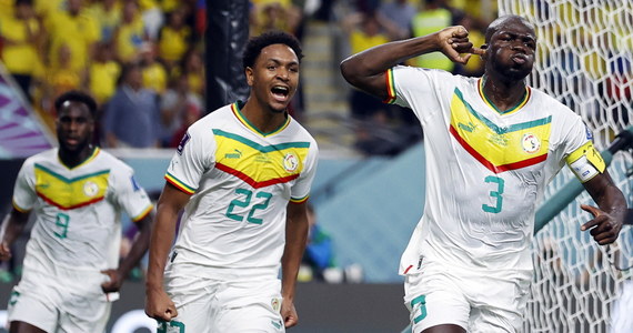 Piłkarze reprezentacji Senegalu pokonali Ekwador 2:1 w ostatniej kolejce grupy A piłkarskich mistrzostw świata w Katarze i awansowali do fazy pucharowej turnieju. Bramkę na wagę zwycięstwa zdobył obrońca Chelsea Kalidou Koulibaly.