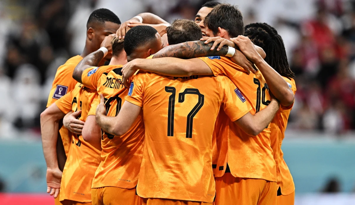 Holendrzy bez większych problemów pokonali Katar 2:0 w ostatniej kolejce grupy A i z pierwszego miejsca awansowali do fazy pucharowej mistrzostw świata. Gospodarze po trzech porażkach kończą rywalizację w grupie z zerowym dorobkiem punktowym.