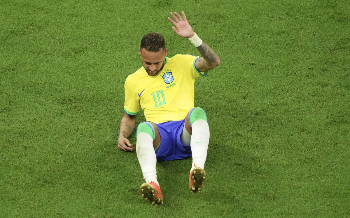 ​Z powodu kontuzji prawej kostki brazylijski napastnik Neymar nie wystąpi w piątek w ostatnim meczu fazy grupowej piłkarskich mistrzostw świata z Kamerunem - potwierdził lekarz południowoamerykańskiej reprezentacji Rodrigo Lasmar.