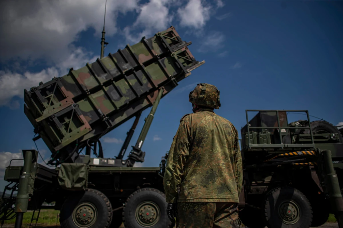 Kanclerz Niemiec Olaf Scholz oświadczył, że propozycja przeniesienia baterii Patriot z Niemiec do Polski jest aktualna. "Oferta nie została zabrana ze stołu" - powiedział. Polski rząd wciąż nie zadeklarował, czy przyjmie Patrioty. Premier Mateusz Morawiecki powtarza, że powinny one trafić na Ukrainę. 