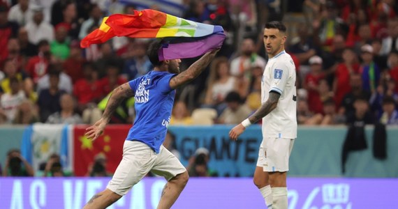 Mężczyzna, który wbiegł na boisko w drugiej połowie poniedziałkowego meczu piłkarskich mistrzostw świata w Katarze pomiędzy Portugalią i Urugwajem niosąc tęczową flagę, otrzymał zakaz wstępu na trybuny.