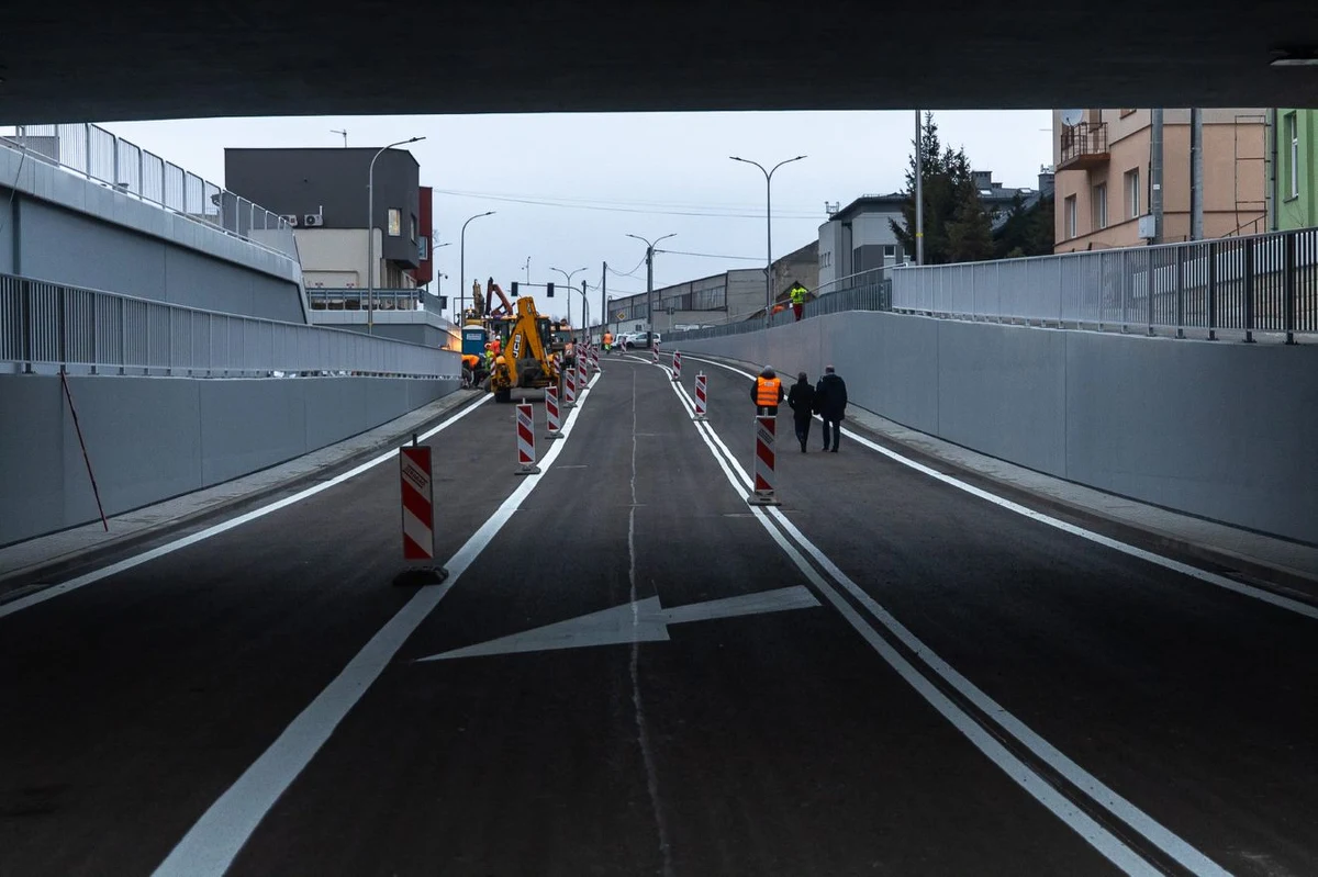 Kierowcy mogą już korzystać z nowego przejazdu pod torami w ciągu ul. Batorego. Rzeszów zyskał komfortowe połączenie północnych osiedli z południowymi – mówi Konrad Fijołek, prezydent miasta.