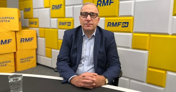 "PiS zrobi wszystko, żeby ją powołać, zorganizować igrzyska, oderwać uwagę od najważniejszych rzeczy" - mówił w Porannej rozmowie w RMF FM poseł Platformy Obywatelskiej Grzegorz Schetyna, pytany o pomysł PiS dot. powołania komisji weryfikacyjnej ds. polityki energetycznej w latach 2007-2022. "Mamy swój projekt komisji śledczej. Będziemy czekać, żeby został odmrożony" - zapowiedział gość Roberta Mazurka. 