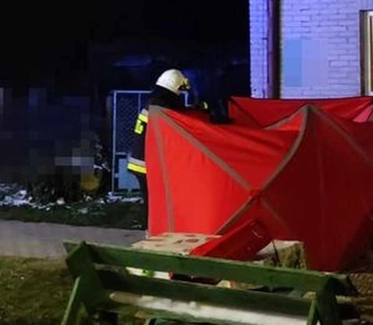 Tragiczny wypadek w gminie Jabłoń na Lubelszczyźnie. 45-latek, który czyścił przewody kominowe w budynku wielorodzinnym spadł z dachu. Zginął na miejscu.