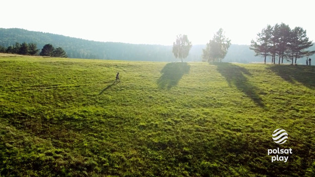 Robert opowiedział o swojej definicji obcowaniu z naturą. Co ma dla niego największą wartość w lesie?
Twarde życie na peryferiach cywilizacji niesie ze sobą wiele niespodzianek i wyzwań. Kim są ludzie, którzy zrezygnowali z luksusów miejskiego życia? Czego szukają w dziczy i z czym zmagają się na co dzień? W programie pojawiają się także wątki związane z przyrodą i fascynujące obserwacje dzikich zwierząt.